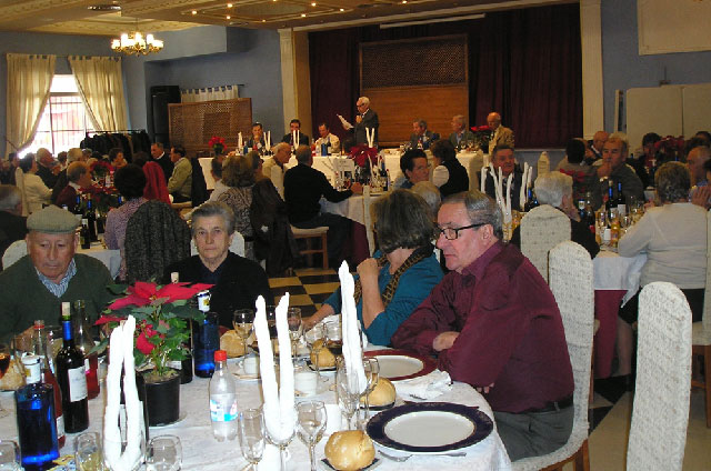 Benjamín Prieto acompaña a los jubilados de Villares del Saz en la fiesta de su patrona