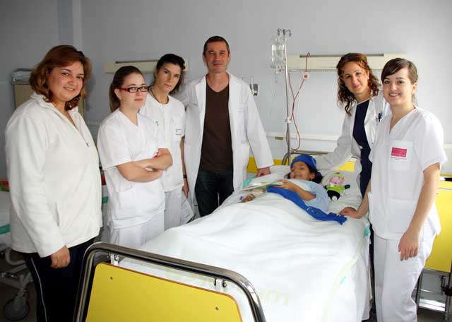 El Virgen de la Luz felicita a los pacientes ingresados en la planta de Pediatría