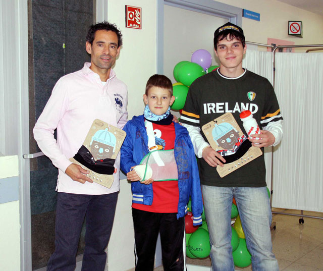 El atleta conquense Ángel Llorens reparte juguetes e ilusión a los niños del Virgen de la Luz