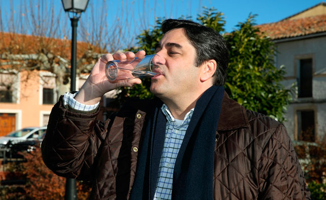 Echániz bebe agua del grifo en Hiendelaencina para demostrar que es potable