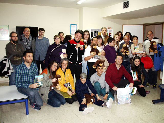 Los pacientes del Virgen de la Luz reciben ‘Cuentos que sanan’ gracias a los voluntarios de Biblioteca Solidaria 