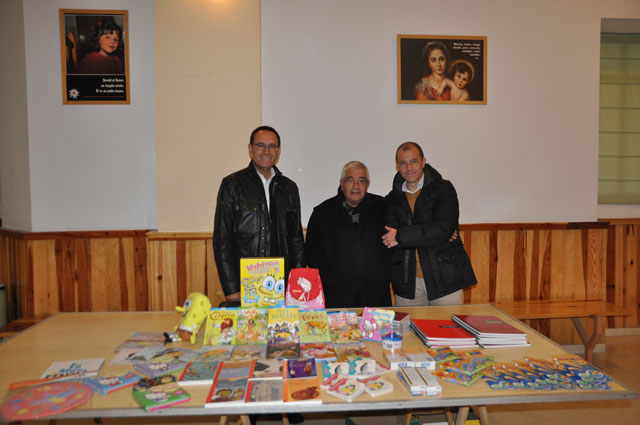 La Confederación de Empresarios dona material escolar para los niños en Cáritas de la parroquia de San Esteban