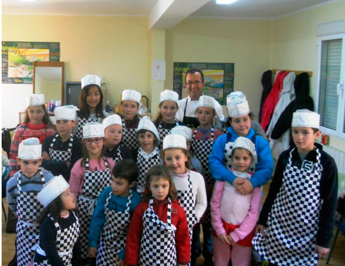 Los niños del Colegio de Cardenete, participan en un taller de cocina