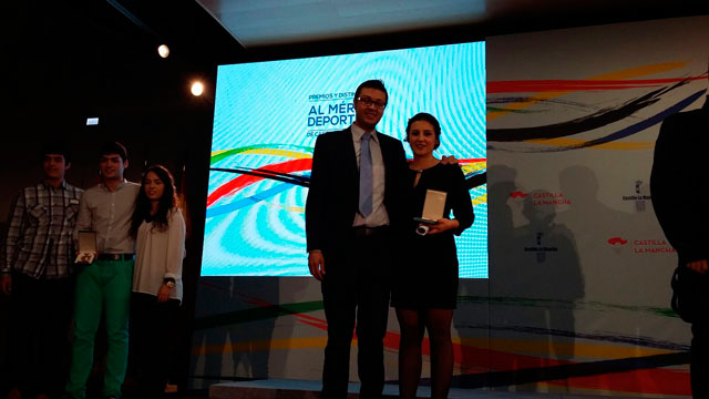 La piragüista conquense Isabel López Pinós recibe la Medalla de Plata del Mérito Deportivo de Castilla-La Mancha 