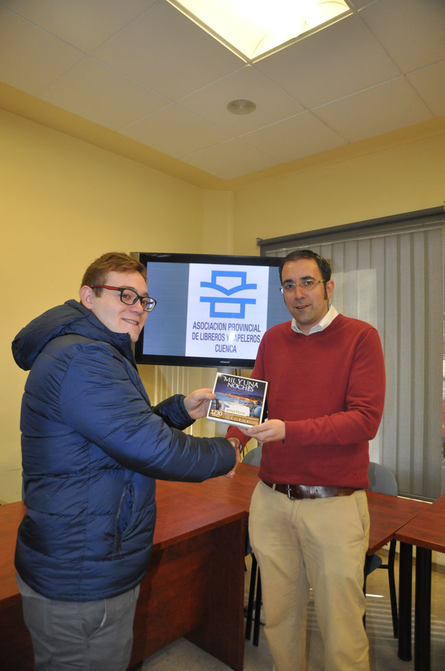 José Manuel Berenguer recoge su premio como ganador de un viaje con motivo de la promoción del Día de las Librerías