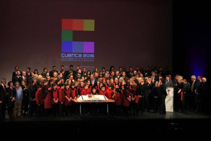 Cuenca celebra sus 20 años como Ciudad Patrimonio con música, poesía, momentos de cine, recuerdos entrañables y tarta de cumpleaños