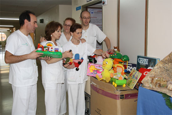 Los profesionales del Virgen de la Luz han organizado una campaña de recogida de juguetes