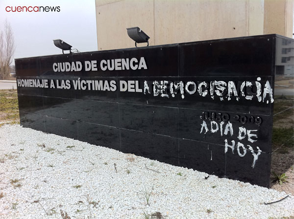 Aparecen pintadas en la Rotonda en “Homenaje a las víctimas del terrorismo”
