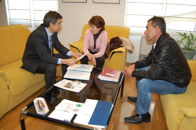 El delegado de la Junta en Cuenca conoce las principales necesidades de la localidad de El Acebrón