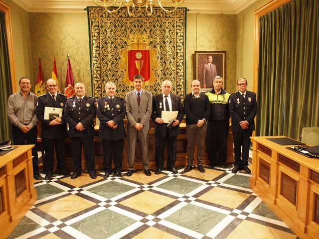 El alcalde entrega la Medalla a la Permanencia a cuatro agentes de la Policía Local