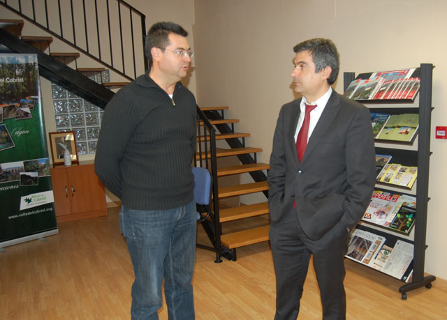 El delegado de la Junta en cuenca comprueba las mejoras que se han acometido en el ayuntamiento de Víllora