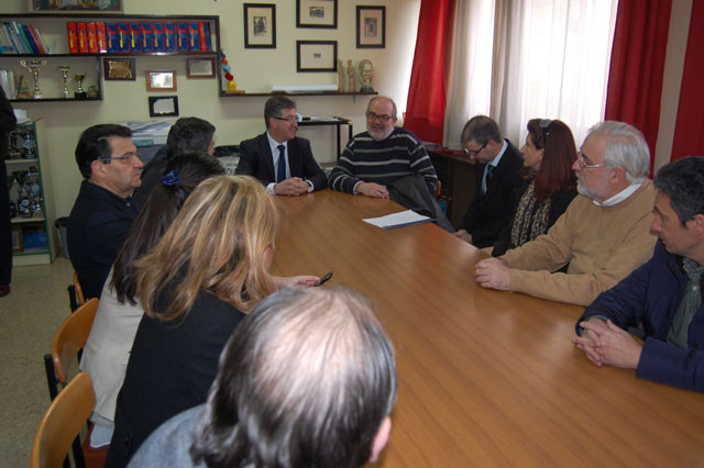 El consejero de Educación explica al AMPA y al equipo directivo de La Paz los detalles de las obras del nuevo colegio
