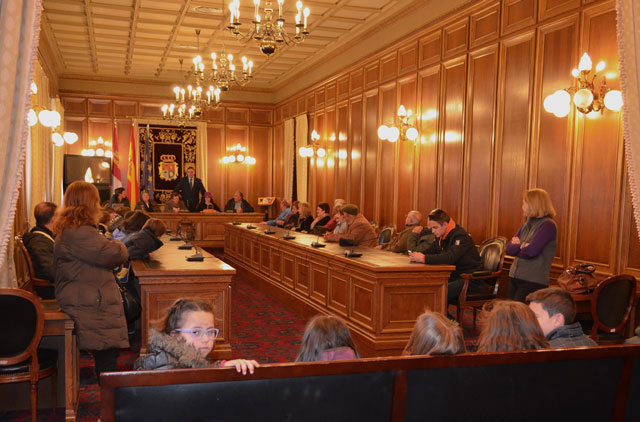 Vecinos de Almendros y Horcajo de Santiago conocen el Palacio de la Diputación