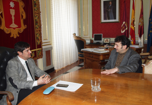 El alcalde recibe al presidente de la Asociación de Escritores y Artistas Rumanos en España
