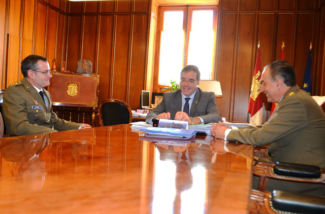 Prieto se reúne con el nuevo subdelegado de Defensa en la provincia