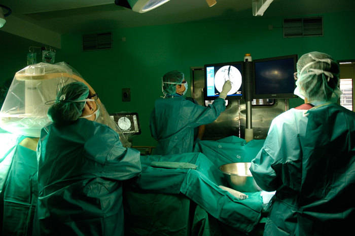 La Junta dota al servicio de Angiología y Cirugía Vascular del Hospital de Guadalajara de un nuevo arco radioquirúrgico 