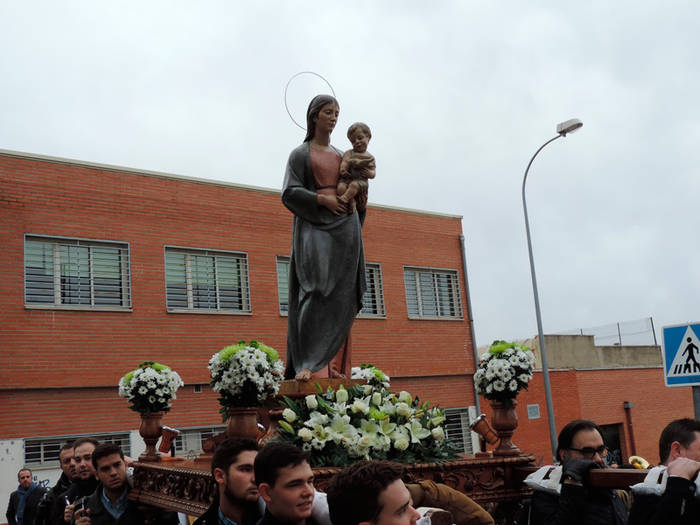 Fieles y devotos siguen a Ntra. Sra. de La Paz en procesión por las calles del barrio