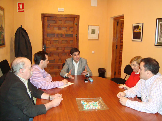 Juan Ávila se reúne con la Junta de Cofradías de la  Semana Santa 