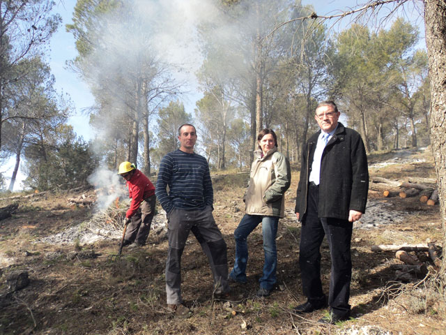 Agricultura supervisa las quemas controladas para eliminar despojos forestales en el cerro de Socorro y en las hoces del Júcar y el Huécar
