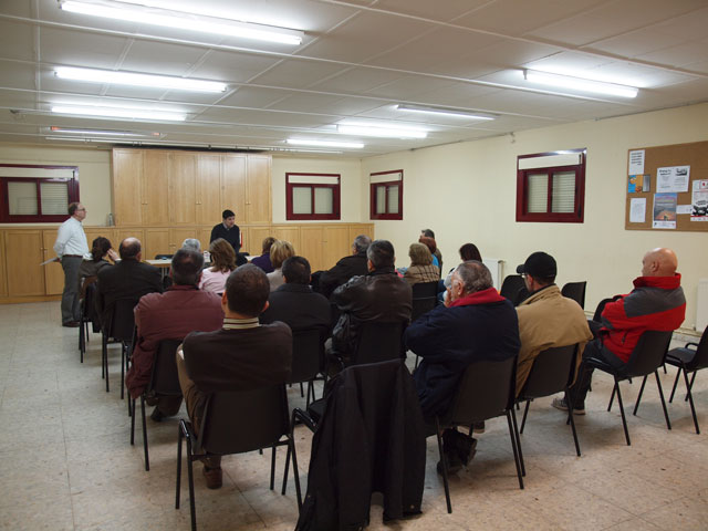 Ávila se reúne con los vecinos de la Fuente del Oro