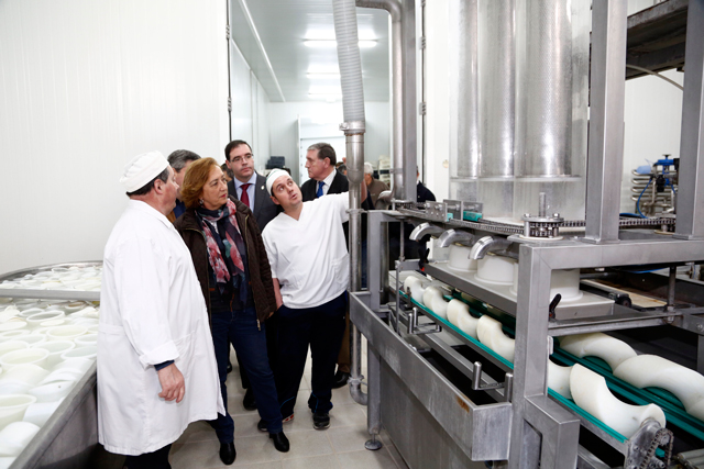 Soriano y Prieto visitan la quesería López Espadan en Fuente de Pedro Naharro
