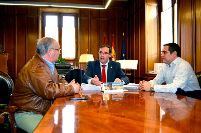 Prieto toma nota de las necesidades del municipio de Cañada del Hoyo