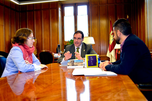 La Diputación continuará ayudando al IES ‘Alfonso VIII’ a organizar su Archivo