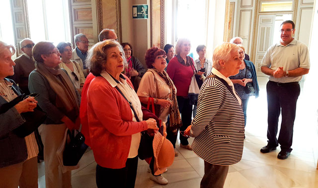 Padres y alumnos del CEIP de Belmonte y miembros de la Casa de C-LM en Madrid conocen la Diputación