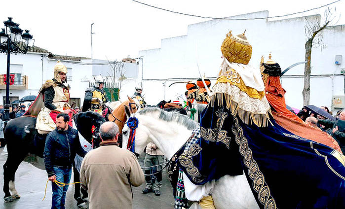 Prieto disfruta de la batalla dialéctica de moros y cristianos de las Fiestas de San Blas de Torrubia del Campo