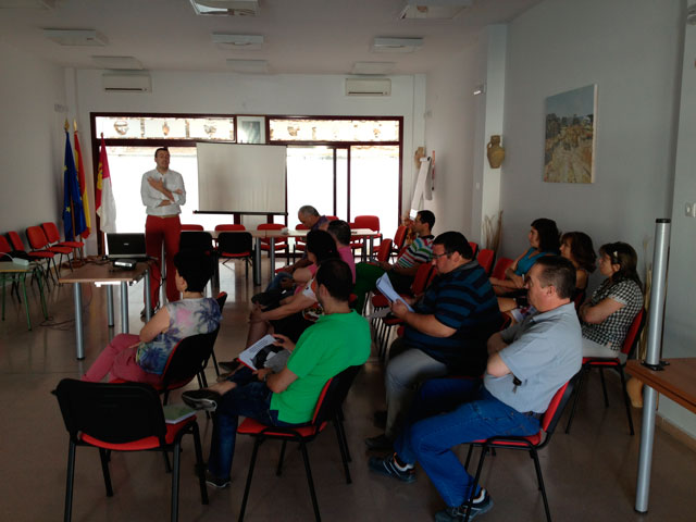 Un grupo de comerciantes de Mota del Cuervo se informan de las ayudas de la junta para el sector