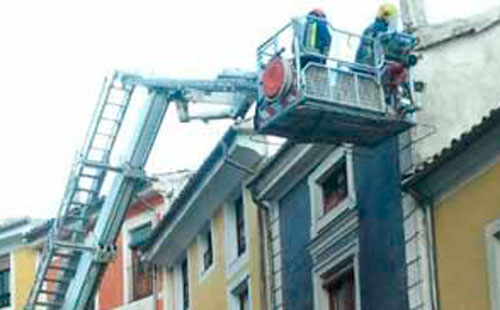 Desprendimiento de una cornisa en un edificio de la Puerta Valencia