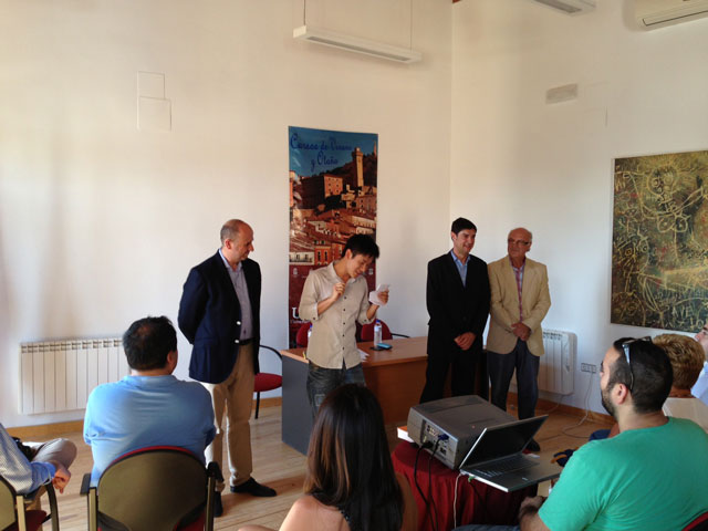 El alcalde y el director de la UNED entregan los primeros diplomas del “Cuenca, true spanish experience”