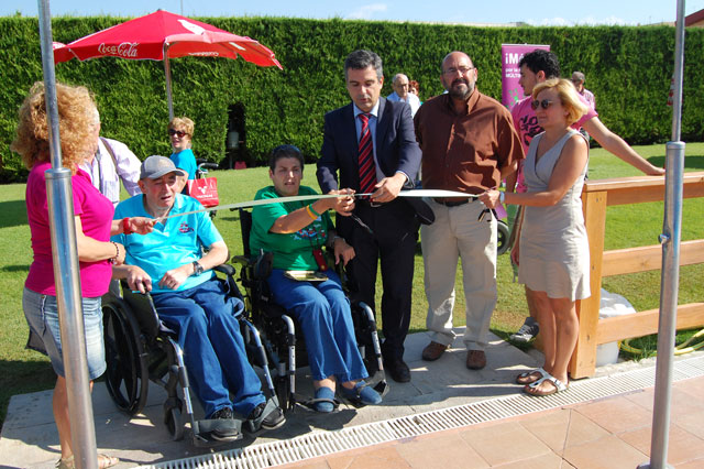 El delegado de la Junta en Cuenca se suma a la campaña “Mójate por la esclerosis” de la Asociación ADEMCU