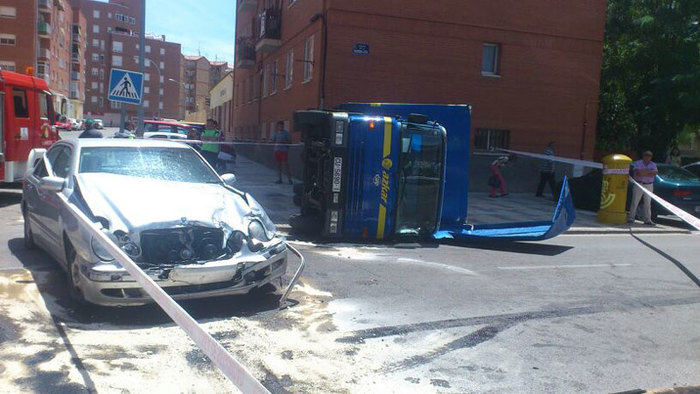 Vuelca un camión en la calle de la Guardia Civil