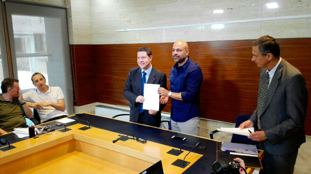 José García Molina y Emiliano García-Page se comprometen ante notario a cumplir los más de 40 puntos del acuerdo de investidura