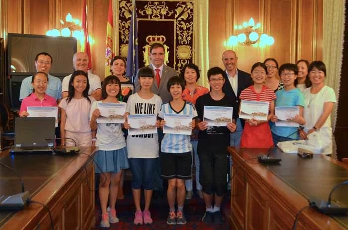 Prieto entrega sus becas a alumnos chinos del programa True Spanihs Experience