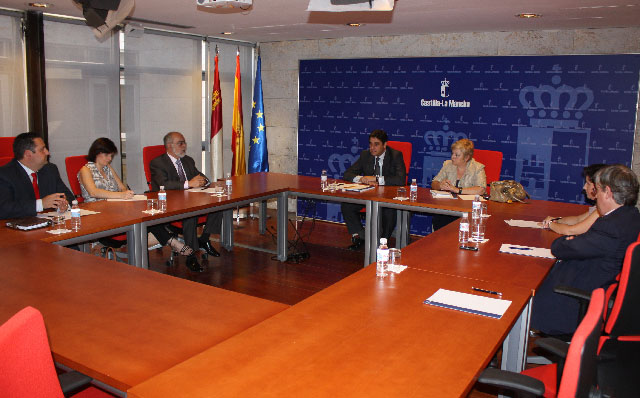 Echániz se reúne con representantes del sector farmacéutico de Castilla-La Mancha