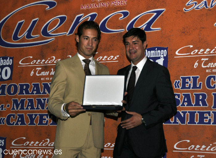 Cesar Jiménez recibe el trofeo “Ciudad de Cuenca” como triunfador de la Feria de San Julián 2010