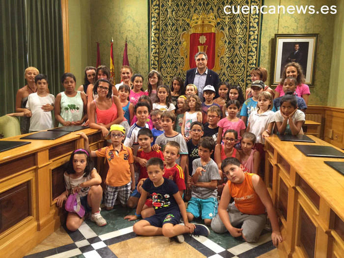Mariscal recibe a los niños del proyecto ‘Diviértete Aprendiendo’ en el ayuntamiento