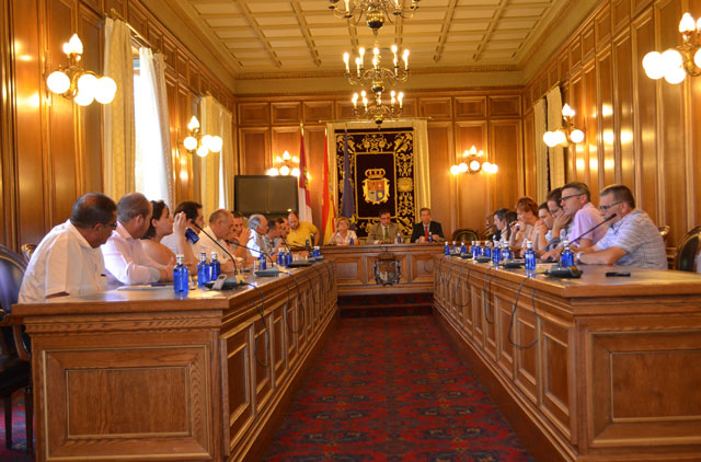 La corporación celebra el último pleno de la legislatura 2011-2015