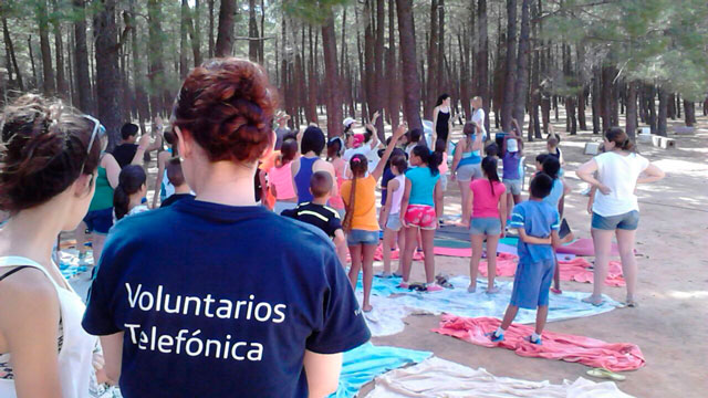 Voluntarios Telefónica participa junto a jóvenes pertenecientes a la Asociación Aventura 2000 en un campamento en la Sierra de Cuenca