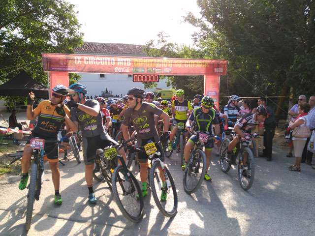 Kiko del Rincón y Marta Baranda ganan la Marcha BTT Villa de Cañete 