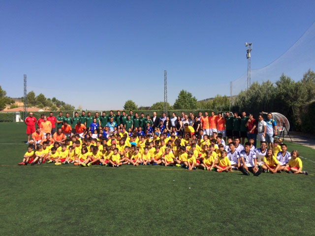 Una treintena de alumnos chinos participa en un campus de fútbol y cultura china en Cuenca