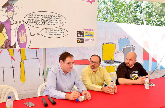Prieto muestra con su presencia el apoyo de la Diputación a la VI Feria del Cómic de El Provencio