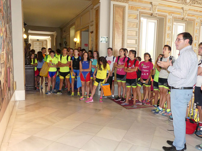 Prieto recibe en Diputación a los mejores triatletas  castellano-manchegos de infantil, cadete y júnior