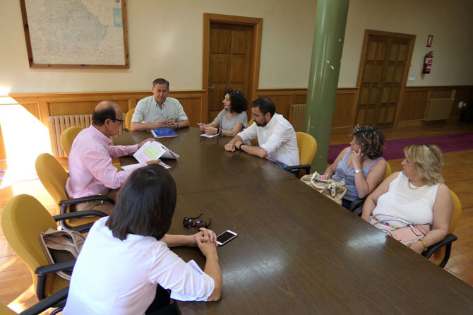 Navarro se reúne de nuevo con vecinos, hosteleros y comerciantes para abordar la próxima entrada en vigor del Sistema de Lectura de Matrículas del Casco Antiguo