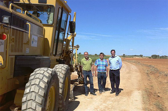 Prieto se interesa por la marcha de las obras cofinanciadas por la Diputación en dos caminos rurales de Iniesta