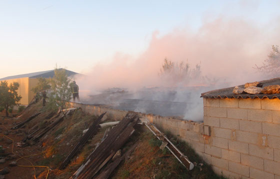 Efectivos del Consorcio Cuenca 112 sofocan un incendio en una champiñonera de Casasimarro