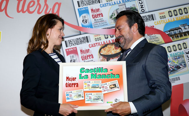 Cospedal agradece que la ONCE, “una organización ejemplar”, dé a conocer las señas de identidad de Castilla-La Mancha