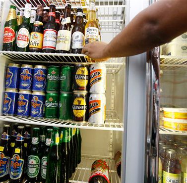 La Junta de Gobierno propone sancionar con 900 euros a dos establecimientos por vender alcohol fuera de horario